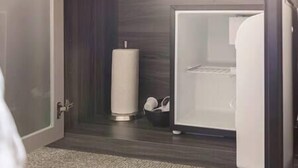 Een moderne badkamer met een donker houten vloer, een wit toilet en een witte wastafel.