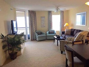 Een smart-tv, een kantoor, een computerscherm en een printer