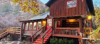 Log Cabin & Hut, WIFI, 13 acres; borders  Nat Forest; 8 min. to town! Sleeps 9