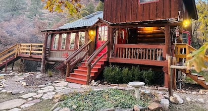 Log Cabin & Hut, WIFI, 13 acres; borders Nat Forest; 8 min. to town! Sleeps 9