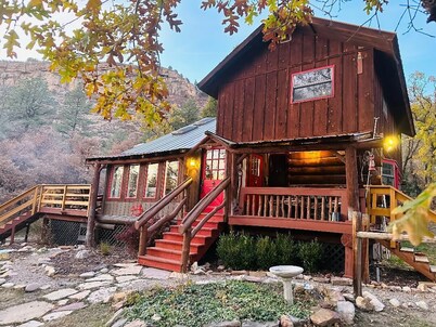 Log Cabin & Hut, WIFI, 13 acres; borders  Nat Forest; 8 min. to town! Sleeps 9