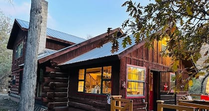 Log Cabin & Hut, WIFI, 13 acres; borders Nat Forest; 8 min. to town! Sleeps 9