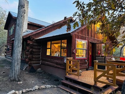 Log Cabin & Hut, WIFI, 13 acres; borders Nat Forest; 8 min. to town! Sleeps 9