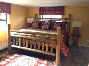 4 bedrooms, iron/ironing board, travel cot, free WiFi - Log Cabin & Hut, WIFI, 13 acres; borders  Nat Forest; 8 min. to town! Sleeps 9 (Durango)