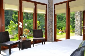 5 bedrooms, iron/ironing board, WiFi, bed sheets