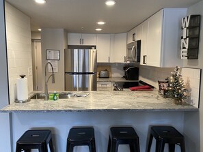 Refrigerador, microondas, cafetera y tetera y utensilios de cocina 