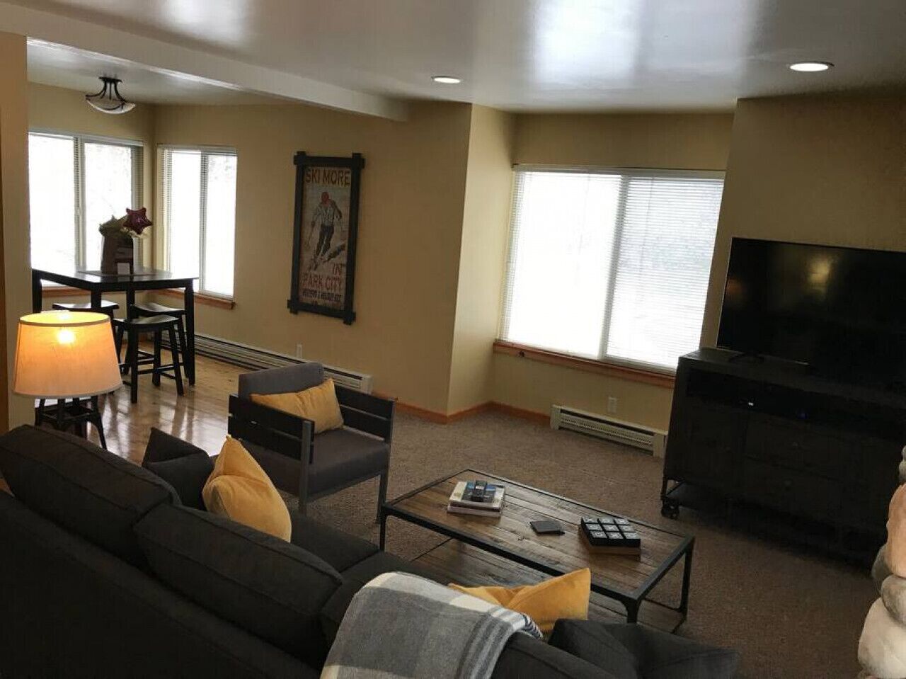 Smart TV, fireplace