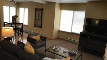 Smart TV, fireplace