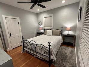 2 soverom, strykejern/-brett, wi-fi (inkludert) og sengetøy