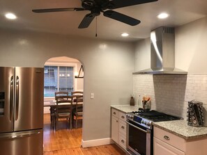 冷蔵庫、電子レンジ、オーブン、コンロ