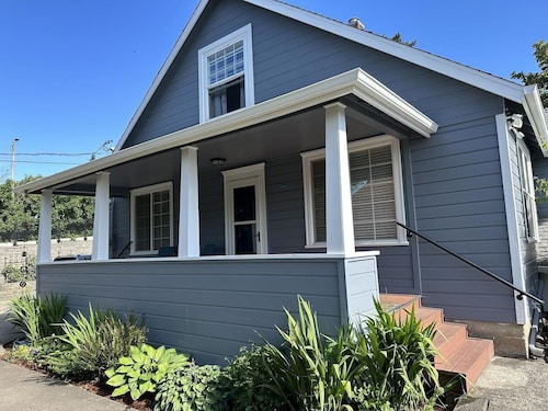 Charming Farmhouse Near Downtown