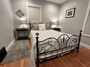 2 slaapkamers, een strijkplank/strijkijzer, gratis wifi, beddengoed