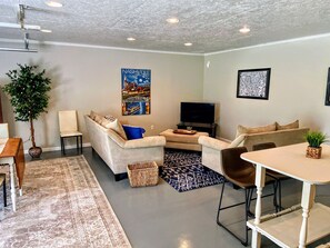 Smart TV - ✨Private Guest House - 4mi from Downtown 🎸& 12 South 🛍️ (Nashville)