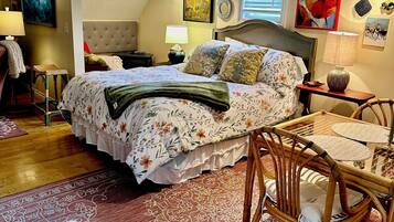 Tabla de planchar con plancha, wifi y ropa de cama