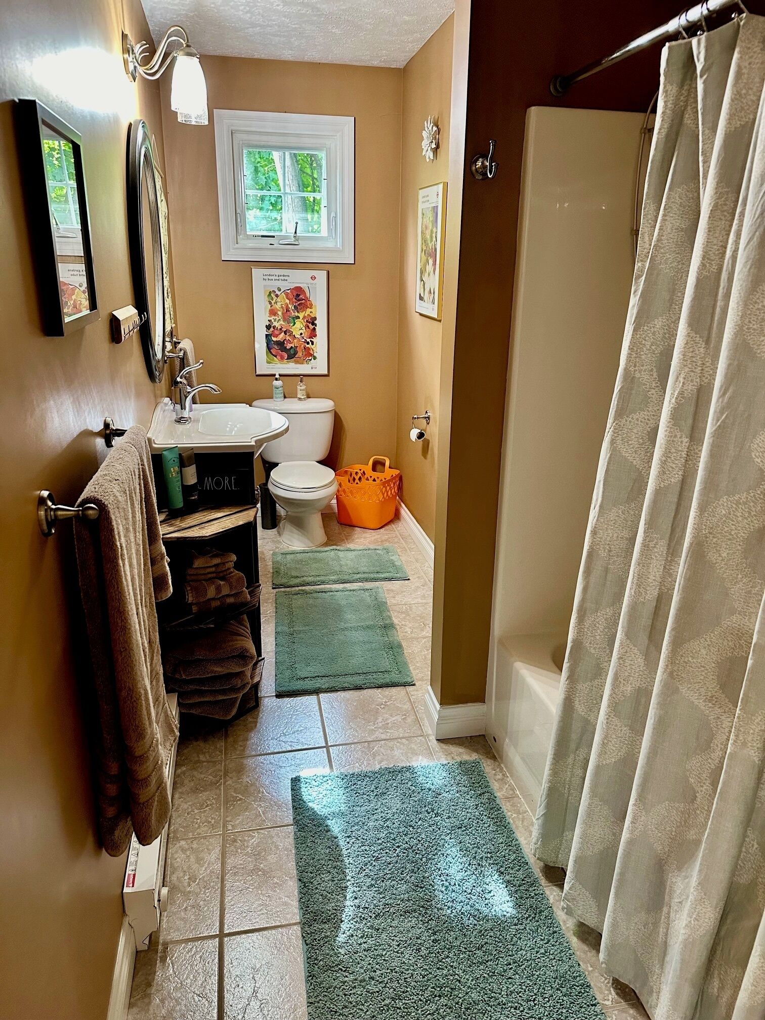 Badkar/dusch, hårtork, handdukar och tvål