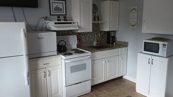 KĂŒhlschrank, Mikrowelle, Ofen, Herdplatte