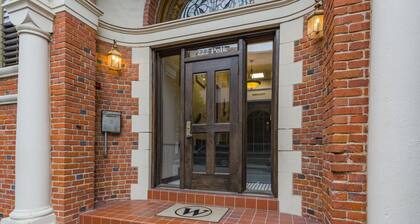 ❤️ of Downtown Condo: Free Parking + W/D. Near Church & 7th.