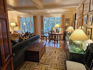 Smart-TV, peis, DVD-spiller og bøker