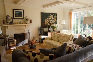 Smart-TV, peis, DVD-spiller og bøker