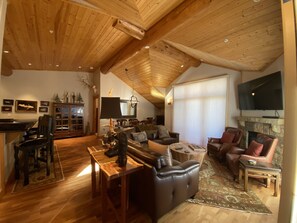 Smart TV, fireplace, DVD player, printers