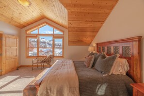 5 bedrooms, desk, iron/ironing board, free WiFi