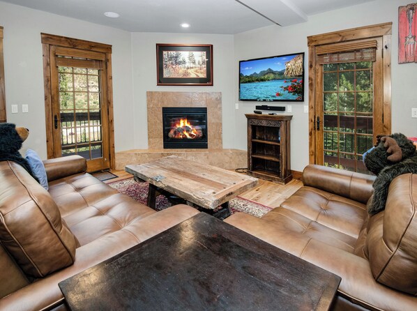 智能電視、壁爐、書籍