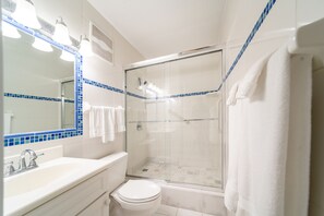 Dusj, hårføner, håndklær og såpe