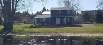 Relaxing Lakefront, Close to Beach, Family Friendly, Quiet Neighborhood.