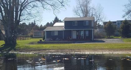 Relaxing Lakefront, Close to Beach, Family Friendly, Quiet Neighborhood.