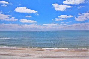 Rannalla, rantapyyhkeitä