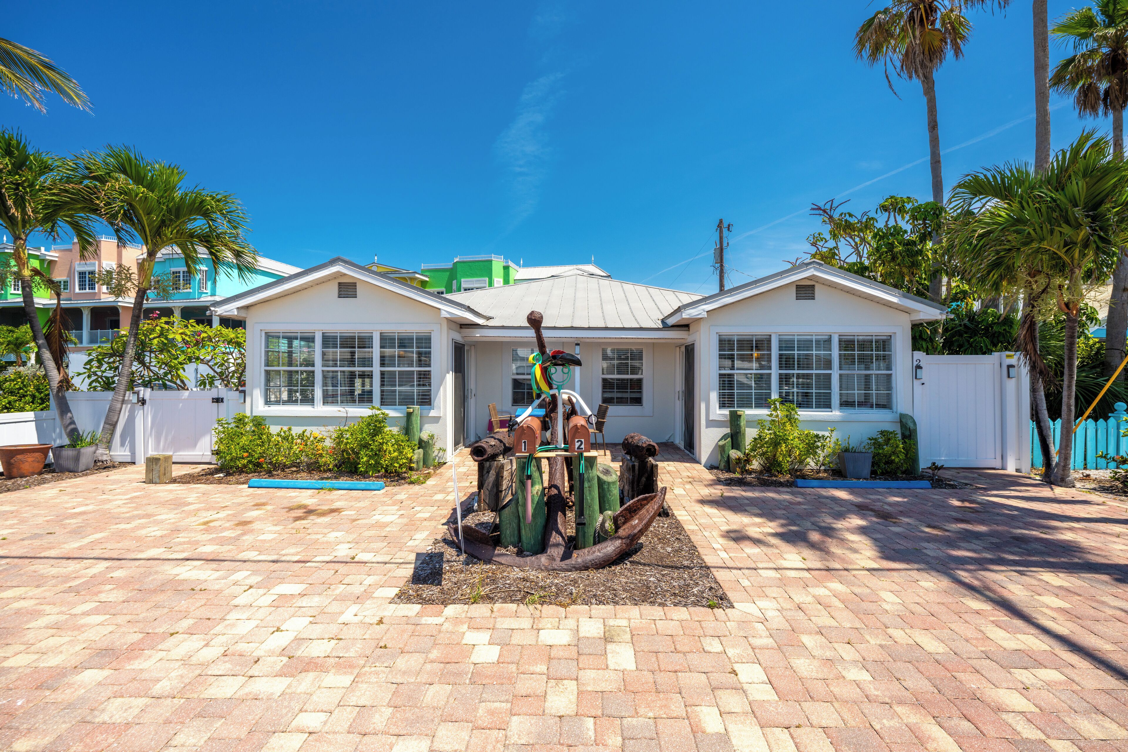 The Anchor ---Steps to beaches, restaurants and fun night life