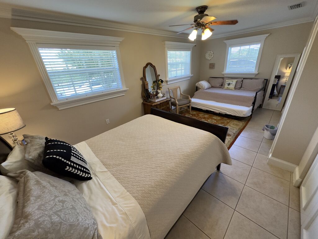 3 bedrooms, desk, iron/ironing board, travel crib