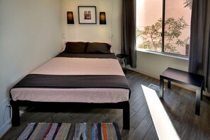 1 bedroom, iron/ironing board, WiFi, bed sheets - Contemporary Sleek 1 Bedroom Apt w/Private Patio on a Hillside Neighborhood (Los Angeles)