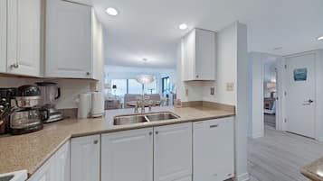 KĂŒhlschrank, Mikrowelle, Ofen, Herdplatte