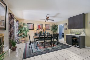 Dining - Close to Downtown Palm Springs!  Great Location! (Palm Springs)