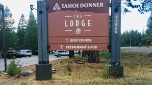 Un panneau indiquant l’emplacement de Tahoe Donner The Lodge, avec une mention indiquant la présence d’un terrain de golf ainsi qu’un restaurant-bar.