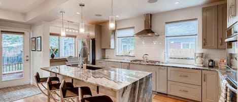 Frigorífic, microones, forn i placa de cuina