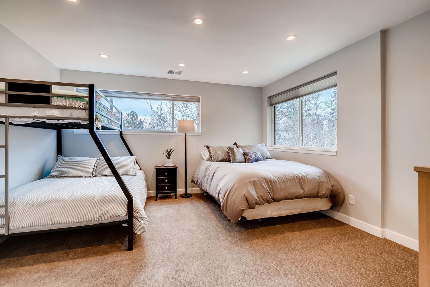 5 Schlafzimmer, Schreibtisch, Bügeleisen/Bügelbrett, Reisekinderbett