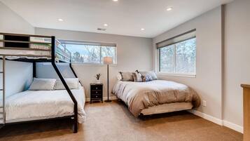 5 camere, una scrivania, ferro/asse da stiro, culla da viaggio