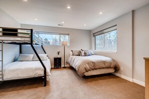 5 bedrooms, desk, iron/ironing board, travel crib