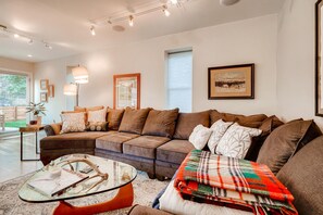 Smart TV, books, stereo, offices