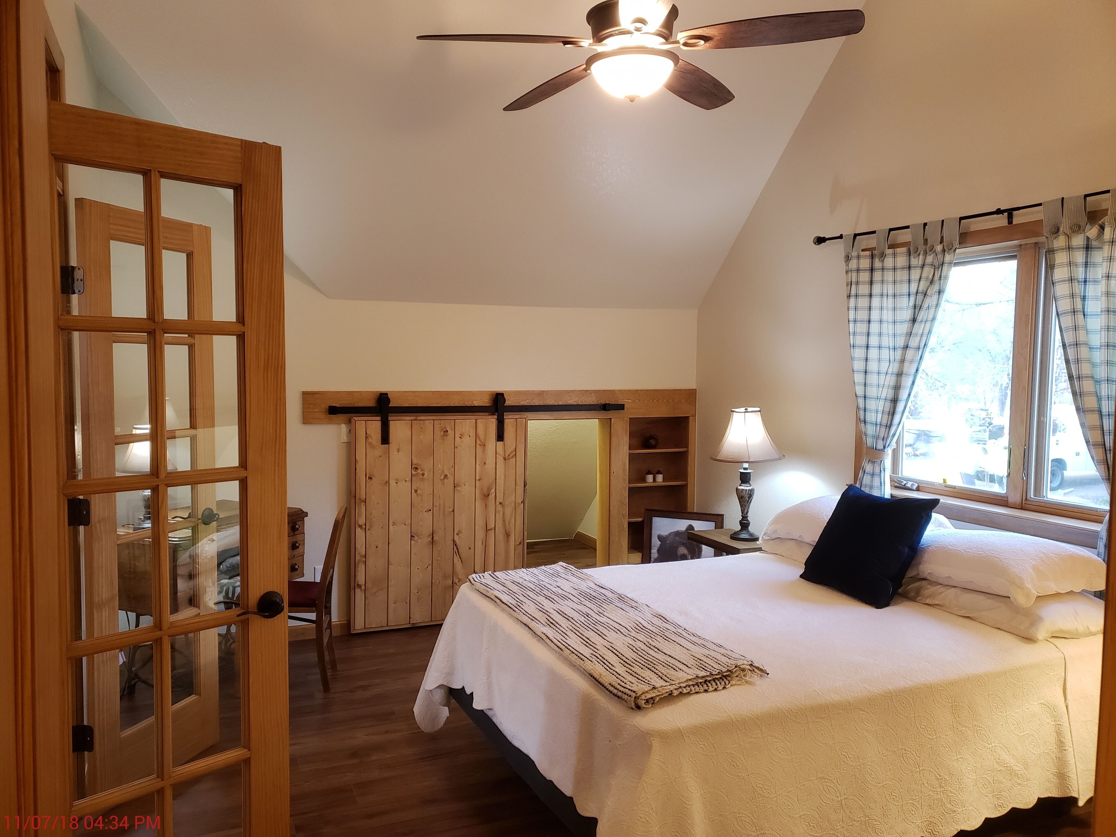  Upscale carriage house for a long relaxing vacation, family visit, or work.
