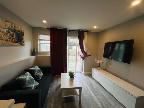 Private Suite 1Bd1Ba Living Room Kitchen in Decent and Convenient Neighborhood