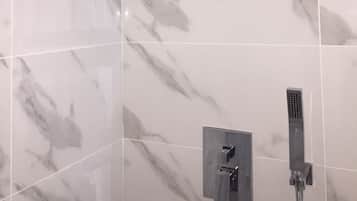 Douche, sĂšche-cheveux, serviettes fournies, savon