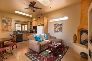 Smart TV, chimenea, libros y estéreo 