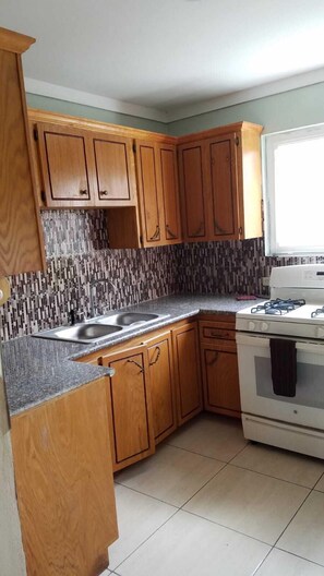 Private kitchen - Miller's Villa Getaway Centrally located (Nassau)
