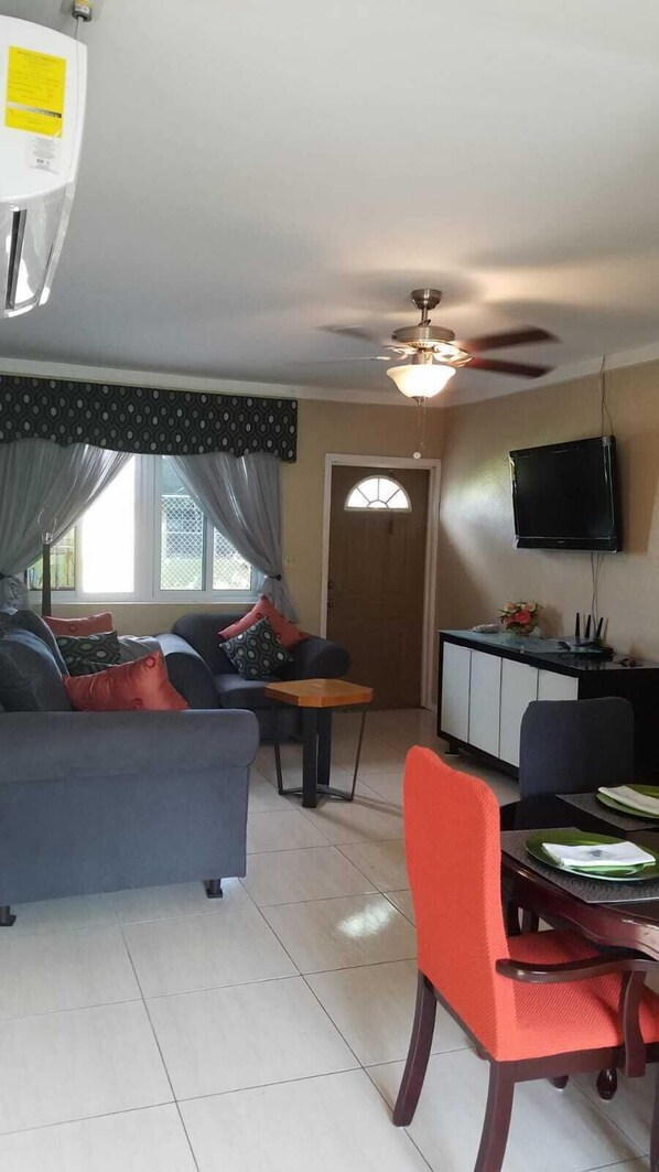 Living room - Miller's Villa Getaway Centrally located (Nassau)