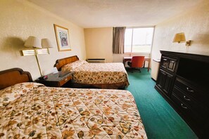 Desk, iron/ironing board, free WiFi, bed sheets - USA Inn Junction City Near Fort Riley (Junction City)