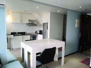 غرفة علوية مميزة - غرفة نوم واحدة - منظر للمدينة | منطقة المعيشة | تلفزيون بشاشة مسطحة