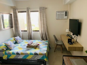 特色开间 | 办公桌、免费 WiFi、床单